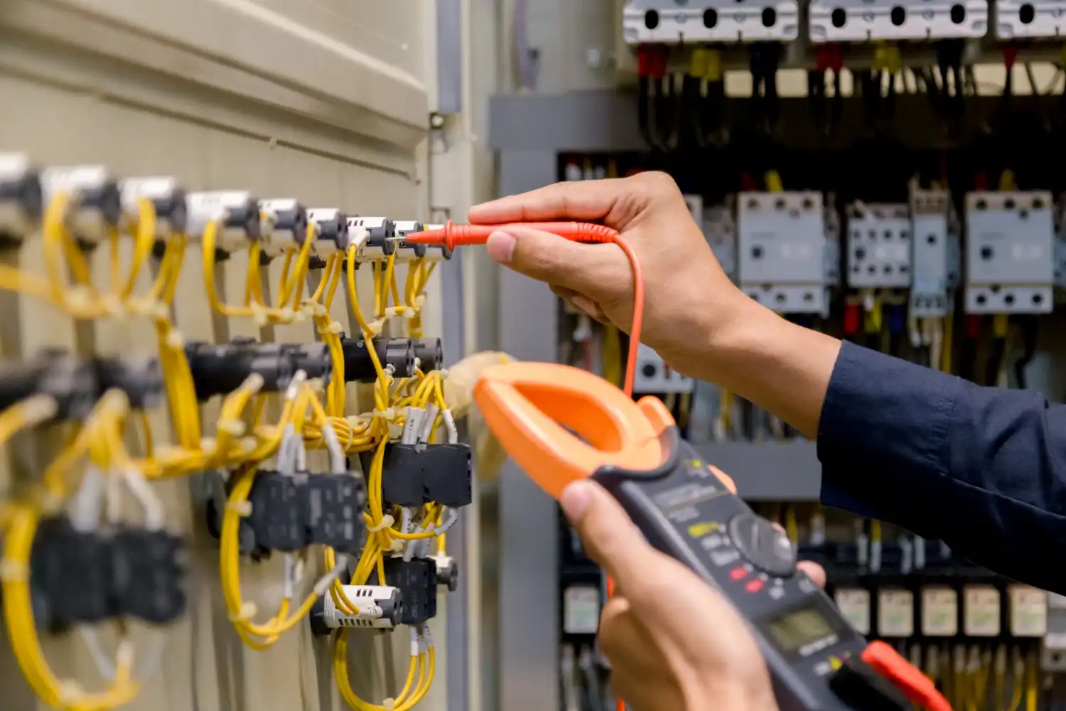 Técnico brindando servicio técnico en panel de control eléctrico
